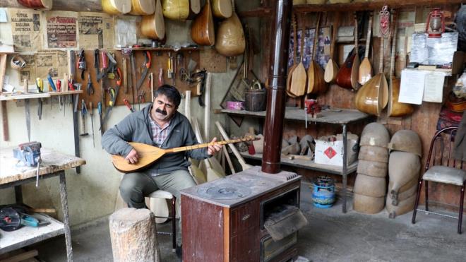 Ak Veysel`in 107 yllk balamasnn kendisine 22 yl nce ulatn anlatan yidoan, "Yal bir amcamz getirmiti. `Bu rahmetli amcamn (Ak Veysel) sazdr.