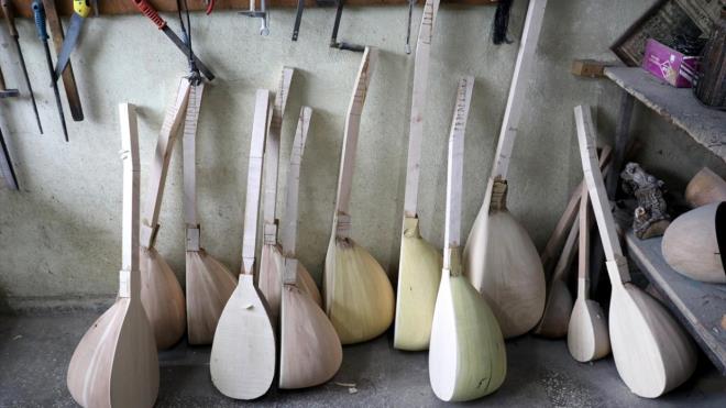 yidoan, tamirini yapt ve ald sazn sesinin ok gzel olduunu belirterek, yle konutu: "Kulaklarnza sanki Ak Veysel`in sesi geliyor. Ak Veysel`in sesinin bu sazn ierisinde gizli olduunu dnyorum. Ondan sonra Veysel dzeneini aratrdm, Veysel`i izledim. Tek mzrap attn grdm, buna da Veysel mzrab diyorum."