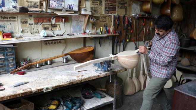 Torunum bunu alamyor, bunun yerine bana dut oymas ver, ben de bunu size vereyim` dedi. Amcann istedii balamay verdim ama bana verilen saz 2 yl boyunca klfndan kartmaya cesaret edemedim" dedi.