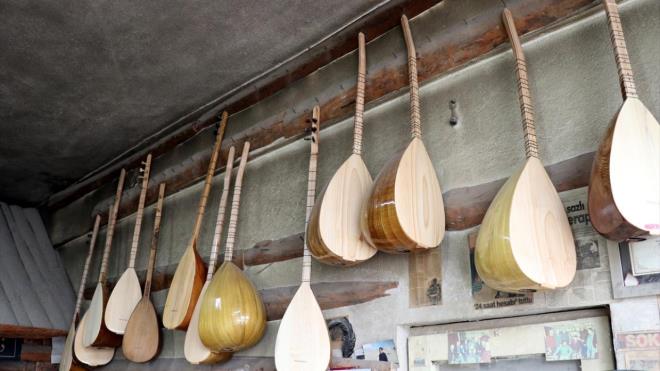 Veysel`in balamasyla zaman zaman konser veren, mzik dinletileri sunan yidoan`n atlyesinde Davut Sulari ve Mslm Ababa gibi ozanlarn da sazlar bulunuyor.