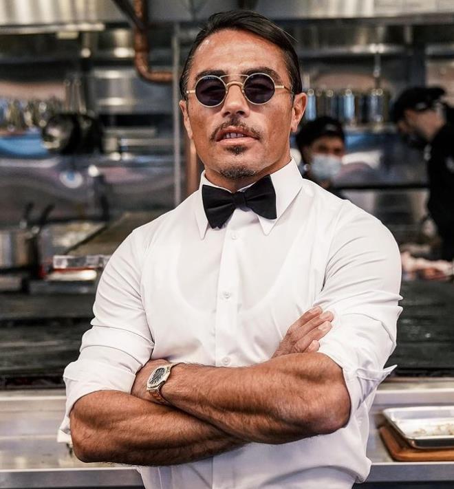 Bunun ardndan Nusret Gke de tweet'lerinden bazlarn satla karmt. Gke altn kapl etlerin olduu bir video ieren tweet'ini 6 bin dolara satt. Dierleri de 200 dolar ile 3 bin dolar aras alc bulmu.