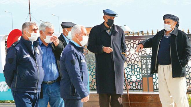 Gncellenen Kovid-19 haritasnda 100 binde 10?un altnda vaka saysyla riski en dk mavi ehir olarak kalan rnak?ta Vali Ali Hamza Pehlivan ile Belediye Bakan Mehmet Yarka, baarlarn Yeni afak?a anlatt. Koronavirse kar bir yldr zorlu, meakkatli bir mcadele verdiklerini belirten rnak Valisi Ali Hamza Pehlivan, ?Vaka saylarn drmek kolay olmad, tekrar ykselmesine msaade edemeyiz, etmemeliyiz. Rehavete kaplmadan, kurallara daha fazla hassasiyetle uymaya devam etmeli, tedbiri elden brakmamalyz? dedi.