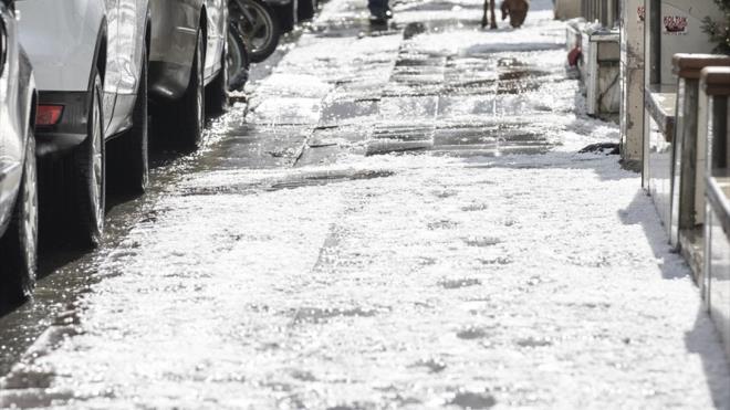 Saanak nedeniyle baz caddelerde su birikintileri de olutu.
