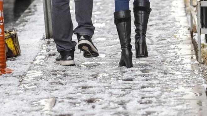 Bakent`te sabahtan bu yana yer yer etkili olan saanan ardndan leden sonra ksa sreli dolu ya etkili oldu.