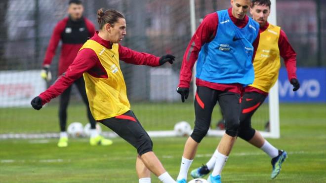 Teknik Direktr enol Gne ynetimindeki idmana aday kadroda yer alan tm futbolcular katld. dmanda snma hareketlerinin ardndan pas ve dar alan oyunlar zerine alld. Hafta sonu ma takvimine gre baz futbolculara yenilenme program uyguland.