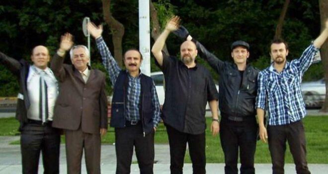 "Acun Ilcal, Sihirli Annem'in ardndan EXXEN iin bir fenomen diziyi daha yeniden ektirecek. Ilcal, imdi de Leyla ile Mecnun'un haklarn ald. Geen aylarda 10. ya kutlanan diziyi yine Onur nl ekecek. Dizinin eski ekibiyle grmeler balad. ekimleri yaz aylarnda balamas planlanyor."