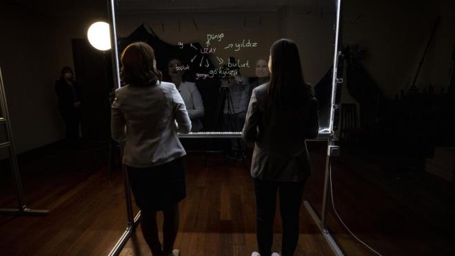 Korkmaz, EBA TV stdyolarndan 6`snn stanbul`da olduunu aktararak, yle devam etti: "stanbul`da ekimlerimiz 1 yldan beri devam ediyor. Bu srete 1600`n zerinde ilkokullar iin ders ekimi yaptk. Etkinlikleri de kattmzda ok daha fazlas. Ayn zamanda kuak ekimleri yaptk. Anne babalar iin Bizden Kua`n, retmenlerimiz iin retmenler Odas Kua`n yaptk. Bunlarn bir ou bu binann iinde oldu. u anda ise burada iki ders stdyomuz, bir yeil tahta ve bir de cam tahta olmak zere 4 ayr stdyomuz var. Bunlarn hepsinden ders ekimleri yapyoruz."