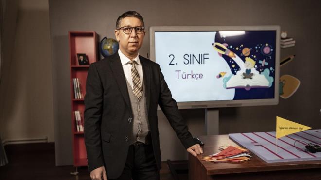 Uzaktan eitimin omurgasn oluturan EBA TV`nin 13 stdyosundan 4`, 1853 ylnda Sultan Abdlaziz tarafndan kz kardei Adile Sultan iin yaptrlan, skdar`daki Valideba Korusu iinde bulunan Adile Sultan Kasr`nda yer alyor.  Trk sinemasnn klasiklerinden olan, bir yandan gldrrken dier yandan reten Hababam Snf filmlerine ev sahiplii yapan, imdi ise retmenevi olarak kullanlan kasr, uzaktan eitime balanmasnn ardndan adeta bir eitim yuvasna dnt.