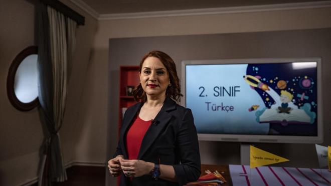 "Hem evlerde hem stdyolarda hem de televizyon kanalyla iimizi yapyoruz"  lk baladklarnda 20 bin canl ders yaparken, bugn saynn 3 milyona ktn vurgulayan Korkmaz, "Bunda hem Bakanlmzn altyapsnn geldii nokta hem de retmenlerimizin zverisi var. Sayn Bakanmzn hep syledii bir ey vard, `retmen ihtiya olan her yerdedir, biz iimizi her yerde yaparz.` demiti. Bugn biz hem evlerde hem stdyolarda hem de televizyon kanalyla iimizi yapyoruz. Bunun haricinde de 15 binin zerinde EBA Destek Notlarmz var, bunlar 1500` gezici destek noktalar, nerede ihtiya varsa oraya gidiyor." deerlendirmesinde bulundu. Korkmaz, uzaktan eitimde 1 yl tamamladklarn ama aslolann yz yze eitim olduunu belirterek, belirli kademelerde okullarn aldn, almaya da devam edeceini syledi.