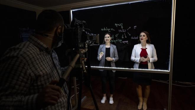 Okullar kapanmamas iin anne babalara da sorumluluk dtn dile getiren Korkmaz, "ocuklarnn gelecei iin tedbir almak zorundalar. Ben her zaman unu ifade ettim, salgnn azalmas anne babalarn ocuklarna verdii nemle doru orantl. Onlarn okullarn ok nemsiyorlarsa, geleceklerini dnyorlarsa ok tedbir alacaklar. nk ocuklarmz zaten ynergelere uyuyorlar, okullarmz da en gvenli alanlardan birisi, ondan emin olsunlar." ifadelerini kulland.