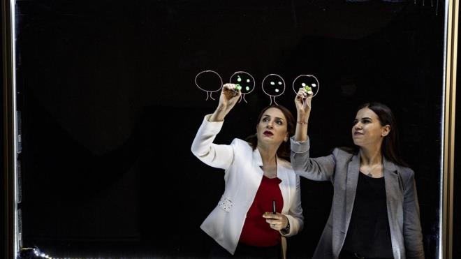 Okullar kapanmamas iin anne babalara da sorumluluk dtn dile getiren Korkmaz, "ocuklarnn gelecei iin tedbir almak zorundalar. Ben her zaman unu ifade ettim, salgnn azalmas anne babalarn ocuklarna verdii nemle doru orantl. Onlarn okullarn ok nemsiyorlarsa, geleceklerini dnyorlarsa ok tedbir alacaklar. nk ocuklarmz zaten ynergelere uyuyorlar, okullarmz da en gvenli alanlardan birisi, ondan emin olsunlar." ifadelerini kulland.