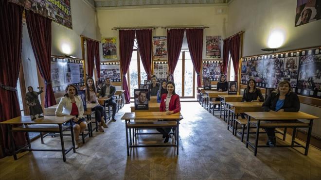 Mahmut Hoca`nn "Okul her yerdir" replii EBA TV`yle canland  Usta oyuncu Mnir zkul`un Hababam Snf filminde hayat verdii Mahmut Hoca karakterinin "Okul drt taraf duvarlarla evrili, tepesinde dam olan yer deildir, okul her yerdir." replii, EBA TV lkokul ekimlerinin yapld kasrda hayat buldu.  Kasrn iine kurulan 4 stdyoda 1 yl boyunca ekilen 1600` akn ders videosu ile ders d etkinlik videolar, milyonlarca renciye ulat.