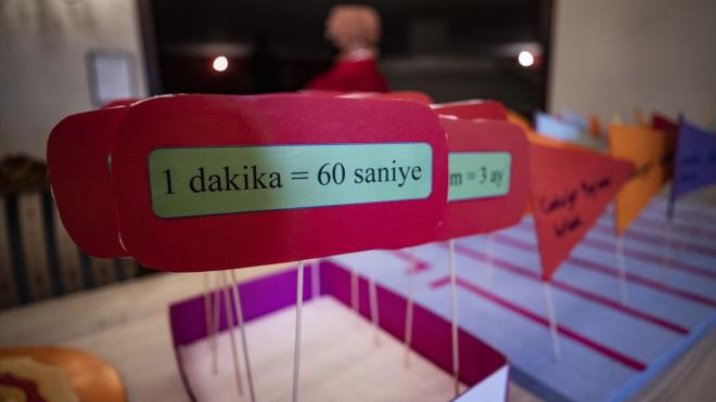 "150 gnll retmenle ekimlere baladk"  EBA TV`yle ocuklarn dnyalarna girdiklerini ifade eden Korkmaz, "En bata `Hanelerinizde bir odanz retmeninize ayrn, biz iimizi nerede olursa yaparz.` demitik. Gerekten zor bir sreti. O zaman stanbul`da henz kimsenin evinden kmad bir srete 150 gnll retmenle ilkokul ekimlerine baladk. retmenlerimiz her eye sabah balayp akam ge saatlere kadar ekim yaptlar." dedi.