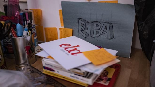 EBA TV`de anlatlan derslerin ieriine gre "yeil ekran" ad verilen sanal sahneler ile cam tahta teknolojileri kullanlarak, rencilerin dikkatlerinin ekilmesi amaland.  kinci dnem ders videolar hazrland  2020-2021 eitim retim ylnn 2`nci dnemi iin ilkokula ynelik hazrlanan 378 ders videosunun ekimleri ise 14 Aralk 2020-5 Mart tarihleri arasnda tamamland.  Her hafta 44 ders videosunun, yani 2 haftalk ders yaynnn hazrland ekimlerde, 8 snf retmeni grev ald.  Hazrlanan ieriklerden 88 video yaynland, 150 video yayna hazr durumda, dier videolarn ise kurgu ve montaj hazrlklar devam ediyor.  Milli Eitim Bakanl (MEB) Daire Bakan Ayhan Korkmaz, yapt aklamada, snfta rencilere ders anlatan retmenlerin, uzaktan eitimle artk sadece rencilere deil onlarn ilkokul ya da niversite mezunu, farkl meslek gruplarndan anne babalarna da ders anlatmaya baladn syledi.