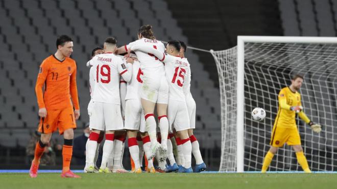 Burak Ylmaz, Hollanda`ya att  golle, ay-yldzl forma ile kt 64. mata gol saysn 27`ye ykseltti. Kaptan Burak, Hollanda karsnda 15. dakikada ceza sahas dndan yapt vurula, 35. dakikada penaltdan ve 82. dakikada da frikikten fileleri havalandrd.