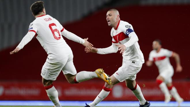 Konuk ekibin golleri ise 75. dakikada Davy Klaassen ve 77. dakikada Luuk de Jong`dan geldi. Milli takmn kalecisi Uurcan akr, 90+4. dakikada Depay`n penalt atn kurtard.