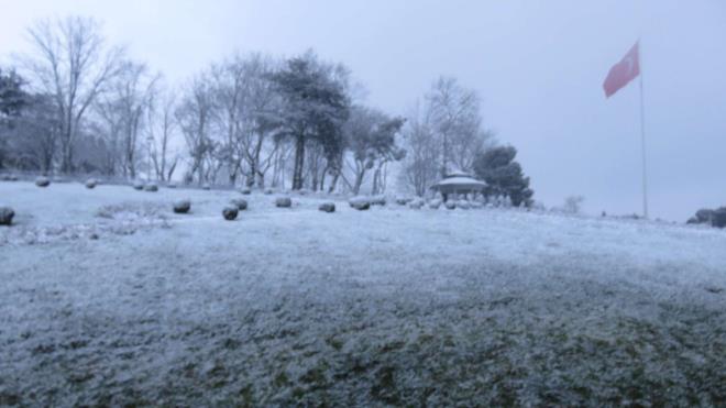 ehirde gece boyu yamur vard, baz yerlerde kar da aralklarla srd.