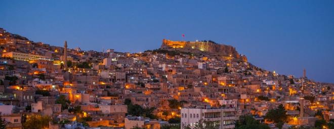 Ziyarette konuan Vali Mahmut Demirta, kltr ve medeniyet ehri Mardin'in, sanatlara ilham veren bir kent olduunu syledi. Ynetmen, sanat, fotoraf ve yapmclarn Mardin'de film ekmek iin sraya girdiini aktaran Vali Demirta, "Son olarak Hint sinemasnn nl ynetmeni Ribhu Dasgupta, Hint filmi yapmcs Vivek Agraval, yerel yapmc Melih Glhan Kzlkaya ve yerel irket sorumlusu lhan Kzlkaya, Mardin'de film ekmek istedikleri konusunda bizimle grt. Biz de gereken destei kendilerine verdik. nmzdeki gnlerde filmin ekimleri balayacak" dedi.