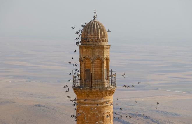 Hint sinemasnn nl ynetmeni Ribhu Dasgupta ise, Mardin'e hayran kaldklarn belirterek, film ekimleri iin buray semekte ne kadar hakl olduklarnn anladklarn syledi. Dasgupta, "Durga' adl aksiyon filmimizin ekimleri, Mardin'in yan sra Kapadokya ve Gaziantep'te de ekilecek. Hint sinemasnn ok sayda nl aktr, bu filmde oynayacak. imdiden heyecanlandm" diye konutu.