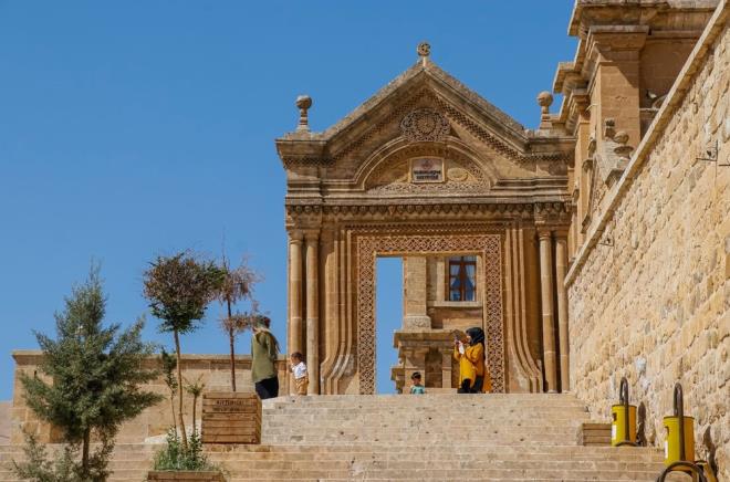 Bollywood olarak adlandrlan Hint sinemasnn nl ynetmeni Ribhu Dasgupta, yapmc Vivek Agraval ve Trk yapmc Melih Glhan Kzlkaya, irket sorumlusu lhan Kzlkaya ile Mardin'e geldi