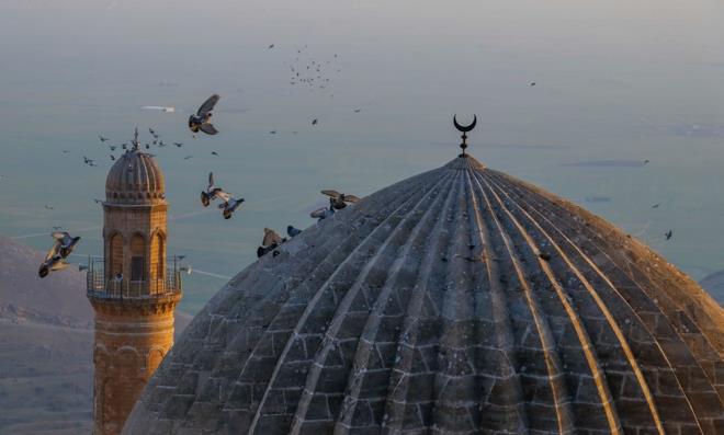 'DNYANIN 3 SAYILI KENTNDEN BR'    Mardin'in bir film platosuna dntn hatrlatan Vali Demirta, yle konutu:  "zellikle son bir yldr, sanatlar kliplerini ehrimizde ekiyor. Ulusal ve uluslararas firmalar, katalog ekimi iin ilimizin mekanlarn tercih etti. Daha nce Mardin'de ok sayda dizi ekimi yapld. Yeniden ok sayda film ve diziye ev sahiplii yapyoruz. u anda devam eden ekimler var. Mimari, etnografik, arkeolojik, tarihi ve grsel deerleri ile zamann durduu izlenimini veren Mardin, Gneydou Anadolu'nun iirsel bir kentidir."