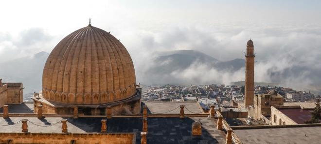 Gneydou Anadolu Blgesi'nin antik kenti Mardin, son yllarda arka arkaya ekilen yerli dizilerin yan sra, uluslararas sinema ynetmenlerinin de ilgi oda oldu. ok sayda film ve dizinin mekan olan Mardin'in zengin potansiyeli, yabanc film irketlerinin de dikkatini ekmeye balad.