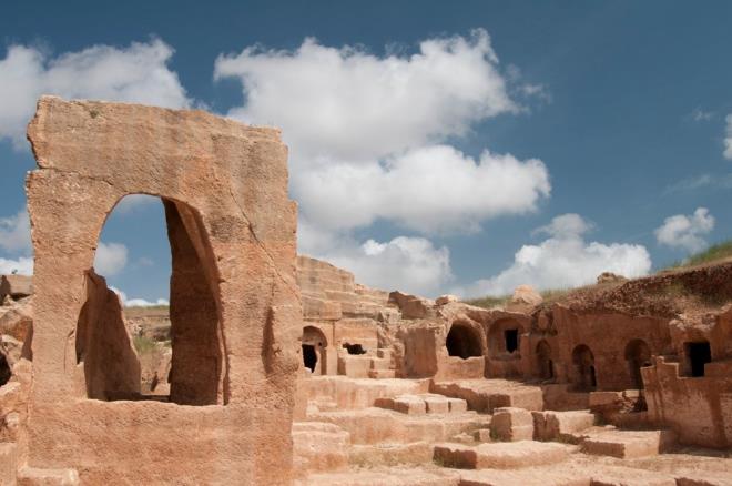 Mardin, birok eski uygarla beiklik eden gizemli bir kent. Mardin'in farkl kltr ve dinleri iinde harmanlayp yourmu, ak hava mzesi grnmyle, dnyada Venedik ve Kuds'le birlikte, dnyann sayl 3 sit kentinden biri olduunu gryoruz.
