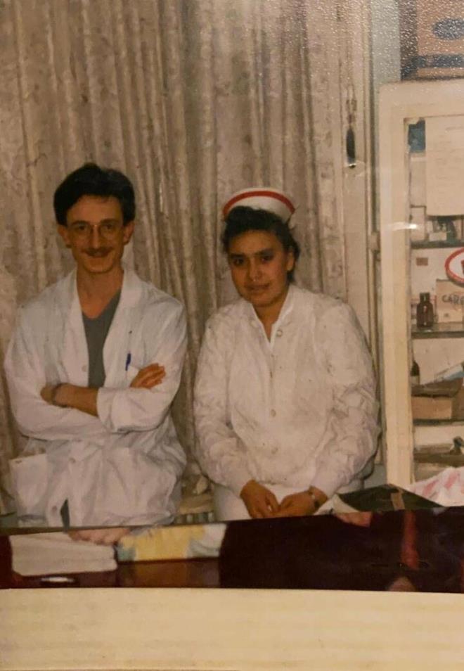 Salk Meslek Lisesine gitmeden nce ablamn ve yengemin doumuna ahit oldum. kisi de ebeyle evde dourdu. Ebe onlar sallyordu, bir eyler yaptryordu. Kktm, ok enteresan geldi.