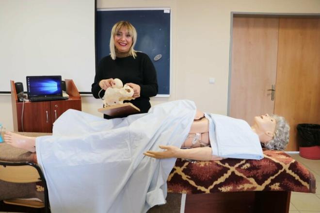 Osmangazi niversitesi (ESOG) Salk Bilimleri Fakltesi Ebelik Anabilim Dal Bakan Prof. Dr. Fatma Deniz Sayner, Nevehir Salk Meslek Lisesi?nden 1989 ylnda mezun oldu.