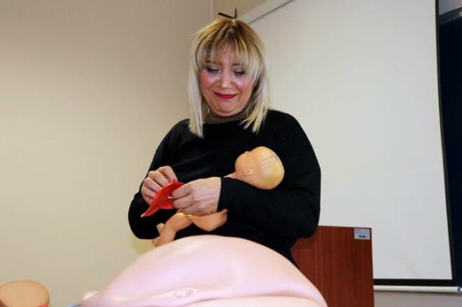 ili Etfal Hastanesi doumhanesinde ebe olarak greve balayan Sayner, salk meslek lisesinden anabilim dal bakanlna uzanan bir baarya imza att.