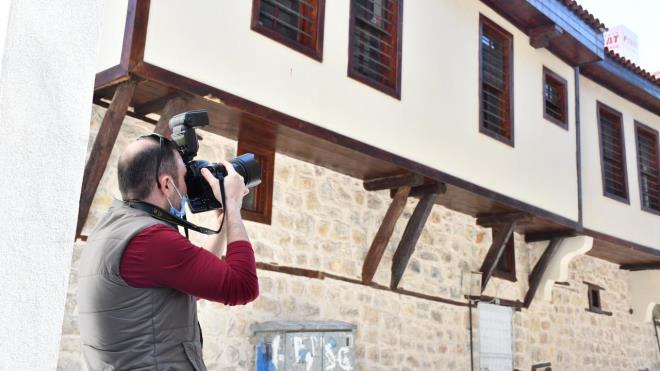 "Dulkadirolu ilemiz Kahramanmara`n eski eserlerinin, tarihinin ve gemiinin bulunduu bir ile. Dulkadirolu`nun yaklak 2 bin 500 yllk bir medeniyet yolculuu bulunmakta. Bu medeniyetlerin birok tarihi eserleri de gnmze kadar gelmi durumda. Kahramanmara`n merkezinde birok medeniyet st ste ok eitli eserler brakmtr. Ayn mekanlarda bir ok medeniyetin izlerini grebilmekteyiz. Bunlar da biz zaman zaman yapm olduumuz restorasyon almalarnda farkna varmaktayz. Kahramanmara`taki eserlerin bir ou Dulkadirolu ve Seluklu eserlerinden olumaktadr. Bu eserlerin tamamnda Vakflar Genel Mdrlmz tarafndan restorasyon almalar bitirildi. Her restore edilen eser ve cami etrafn cazibe alan haline getirdi. Etrafna deer katt."