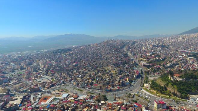 Tarihte birok medeniyet ve farkl kltrn ortak buluma noktas olan Kahramanmara`n 2 bin 500 yllk yerleim yeri Dulkadirolu ilesindeki tarihi konak ve camiler ziyaretilerini Osmanl ve beylikler dnemine gtryor.