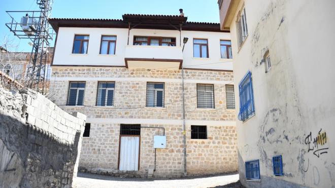 Turistleri tarihi yolculua kartyor  Dulkadirolu Belediye Bakan Necati Okay,ilenin Kahramanmara`n tarihi asndan ok nemli bir konuma sahip olduunu ve her yerinden adeta tarih fkrdn belirtti.  lede bulunan konak cami ve tarihi yaplarn ziyaretilerini adeta zamanda yolculua kardn belirten Okay, unlar kaydetti: