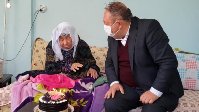 Kutlama iin zerinde "Dnd Kundak 107 yanda" yazl doum gn pastas hazrlatld.  Tarhan, evinde ziyaret ettii Kundak ile pastann mumlarna fledi.