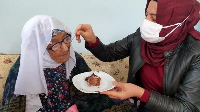 Kadnn kz Zeycan Kundak da annesine doum gn srprizi yapan Tarhan`a ve Kltr ve Sosyal ler Mdrl ekiplerine teekkr etti, "ok memnun olduk. Doktor olan bakanmz, annemin tansiyonunu lt. Birlikte ya pasta kestiler. Teekkr ediyoruz" dedi.