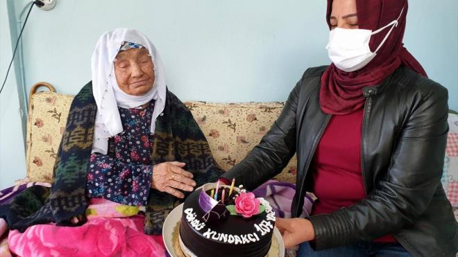 Kadirli Belediye Bakan mer Tarhan, Osmaniye`nin Kadirli ilesinde 107 yana giren Dnd Kundak iin srpriz doum gn kutlamas dzenledi.