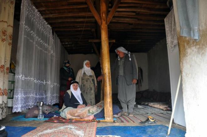 Derik ilesinde yaayan emse Yaar, doduundan beri hi nfus czdan sahibi olmad. 85 yldr hi hastaneye de gitmeyen Yaar'n ocuklar, annelerinin kimliksiz olduunu, 2 yl nce hastanede rendi.