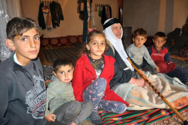 Annemin 33 torunu var. Babam 38 yl nce vefat etti. Annemizin kimliksiz olduunu da bilmiyorduk. Annemi 2 yl nce hastaneye gtrdm. Ancak muayene iin gittiimiz hastanede, annemin kimliinin olmadn rendik. Bir ekilde muayene oldu ama ilalar almakta zorlanyoruz. Annemin bir nfus czdanna sahip olmas iin urayoruz