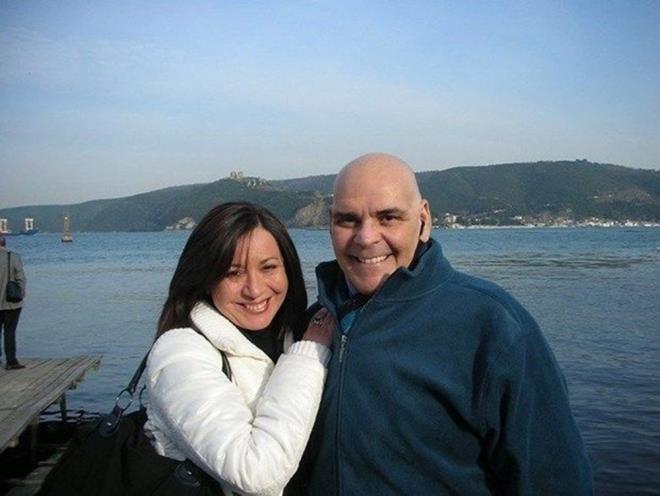 "Rasim senin gl duruunu, pozitif enerjini ve neeli halini sever ve hep yle olman isterdi" diyor bazlarnz. Haklsnz ama hi beklenmedik bir anda el ele yallk dnemi hayalleri kurduum sevdiim adam, akm, srdam, yol arkadam kaybetmenin travmasndan hafifletmek hi kolay deil."  "Sevgili dostlar, arkadalar; telefonla veya mesajla hepinize dnemediim iin ltfen kusuruma bakmayn. u sra maalesef ki her birinize ayr ayr yant verecek gcm, enerjim yok. Zor bir dnemden geiyorum. Beni anlayla karlayacanz umuyorum. yi ki varsnz, sizlerin scack sevgisini, desteini yreimde hissetmek bana g veriyor. Her birinize bu zorlu gnlerimde yanmda olduunuz iin ok teekkr ediyorum" ifadelerini kulland.