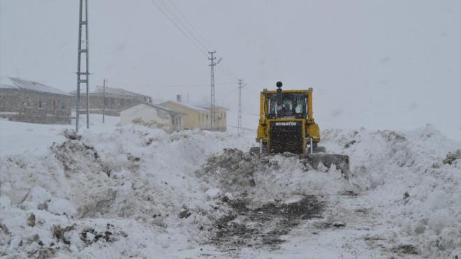 Ky yolunda bir sre ilerleyen paletli ambulans da youn tipide gr mesafesi dtnden ilerleyemedi ve arzaland.  Tipinin etkisini yitirmesiyle blgede i makineleriyle alma yapan karla mcadele ekipleri, sabah saatlerinde salk personelinin hasta bebee ulamasn salad.