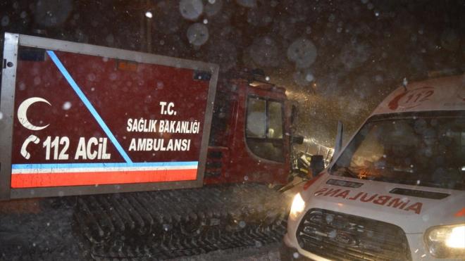 Yksek ate ve ishal grlen bebek, 13 saatlik almann ardndan ambulansla Ar Eitim ve Aratrma Hastanesine kaldrld.