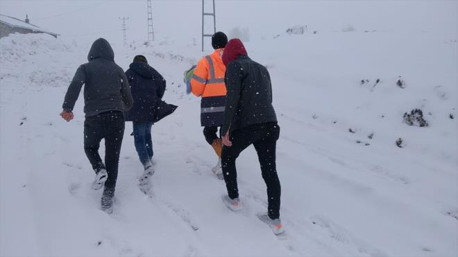 Blgeye sevk edilen l zel daresi ekipleri, kara saplanan ambulans halatla ekerek kurtardktan sonra blgeye paletli ambulans ynlendirildi.