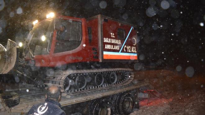 Yerleim yerine hareket eden salk ekipleri, ky yaknlarnda youn tipiden yolun kapanmas nedeniyle mahsur kald.