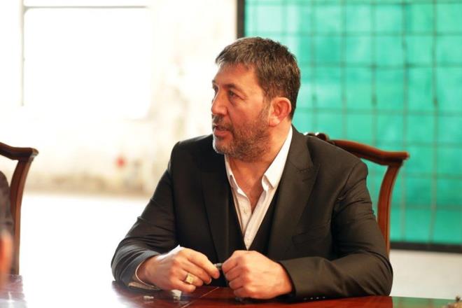 Emre Knay  <br>    Tiyatro ve dizi oyuncusu Emre Knay corona virse yakaland. Evde karantinada olan oyuncu Instagram hesabndan salk durumuyla ilgili aklama yapt. Knay, "yiyim, dayanlmaz beden sanclar, arlar ekmedim. Kas ars yaadm. Sinzitim var benim, herkesi olduu yerden vuruyor. Biraz oradan ilk 3 gn zorlad. Yarn karantinada 10. gnm, testi tazeleceiz. Salk durum iyi, panik olacak bir ey yok.