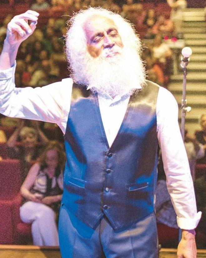 Suavi    <br>  Sanat Suavi, sosyal medya hesabndan corona virse yakalandn duyurdu.    Suavi, ailecek durumlarnn iyi olduunu belirterek u ifadeleri kulland:?Eim covit (+) kmt ve ben kzmla (-) dim. Ancak ayn evde karantina yaannca ben de enfekte oldum ve 7-8 gndr (+) olarak taklyorum. Merak eden dostlarm iin; Gerekten iyiyiz ve 3-5 gne cov(arz)-it(i) Sevgiler, Teekkrler.?    Suavi?nin ei Gnl Ylmaz Saygan da Suavi?nin corona virse yakalanmasn, ?Maalesef Suavi de pozitif. 10 gndr bana bir bebee bakar gibi bakt ama imdi o da dt? ifadeleriyle duyurdu.