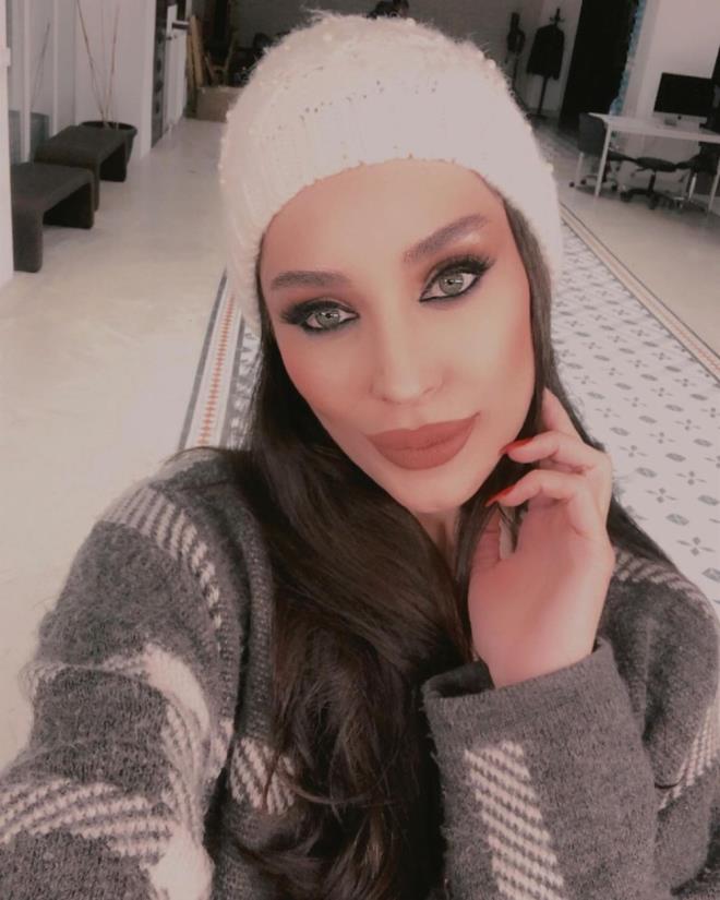 Ece Grsel   <br>  Model ve arkc Ece Grsel, coron avirse yakaland. Grsel, sosyal medya hesabndan corona virs testinin pozitif ktn aklad.    Grsel, "Bir yl direndik ama corona virs buyurdu geldi bana. lk  gn grip olacak gibi hissettim kendimi. Sadece krgnlk vard vcudumda. lala geirmeye altm, nk herhangi bir belirti yoktu. Fakat pazar akam ateim ar ykselince test yaptrdm. Ve test pozitif. ki gndr yorucu geiriyorum" dedi.