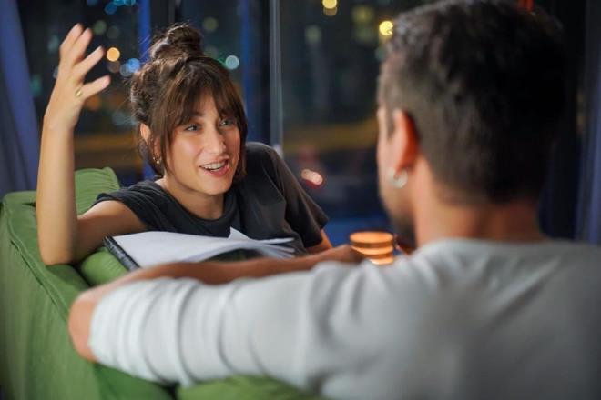 Hazal Kaya  <br>  Yeni projesiyle ekranlara dnmeye hazrlanan Hazal Kaya, corona virse yakaland. Oyuncunun PCR testinin pozitif kmas zerine dizi ekimlerine 5 gn ara verildi. Karantinada olan Kaya salk durumuyla ilgili  "Herkese merhaba, kan haberler maalesef doru. Ben ok hassas ve dikkatli olmama ramen, btn set ok dikkatli davranmasna ramen Covid oldum. Ayakta geiriyorum. Kendimi izole ettim. Aslnda ar bir grip gibi yayorum. Btn 'gemi olsun' mesajlarnza ok teekkr ederim. Beni merak etmeyin, gayet iyiyim. Byle byle hafif hafif atlatyorum" ifadelerini kulland.  <br>  te Hazal Kaya gibi corona virse yakalanan nl isimlerden bazlar...