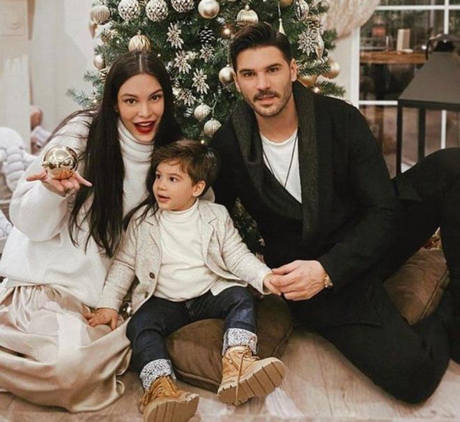 te Sayman ve Abazi'nin salk durumuna dair ayrntlar ve corona virse yakalanan dier nller...<br>    Almeda Abazi ve Tolgahan Sayman  <br>  2008 Kainat Gzeli Almeda Abazi, sosyal medya hesabndan yapt aklamada, olu Efehan ile corona virse yakalandn duyurdu.    Abazi, "Yaplan testler sonucunda olumuz Efehan, ben ve tm ev halknn Covid-19 pozitif olduunu rendik. Bu arada eim Tolgahan da hastaneden kt, tedavisi evde devam ediyor. Herkese salkl gnler diliyor ve bu hastala kar ok dikkatli olmasn tavsiye ediyoruz" ifadelerini kulland.    kinci bebeini kucana almaya hazrlanan Abazi, "30 haftalk hamileyim ve u an hamileliimden dolay ila tedavisi uygulanmyor. Maalesef ki vitaminlerle anlatmaya alyorum" dedi.    Tolgahan Sayman, sosyal medya hesabndan yapt aklamada mutasyonlu corona virse yakalandn duyurmutu.    39 yandaki oyuncu, "Covid-19 olduumu rendim. Bir sredir evde tedavi gryordum. (Yaplan testler negatifti.) Ancak bugn son olarak yaptrdm test pozitif kt. Yeni mutasyonlu virs testlerde ilk etapta gzkmeyebiliyormu. Tedavime hastanede devam etme karar aldk. Herkesi ok daha dikkatli olmaya davet ediyorum. Herkese salkl gnler temenni ediyorum" mesajn vermiti.