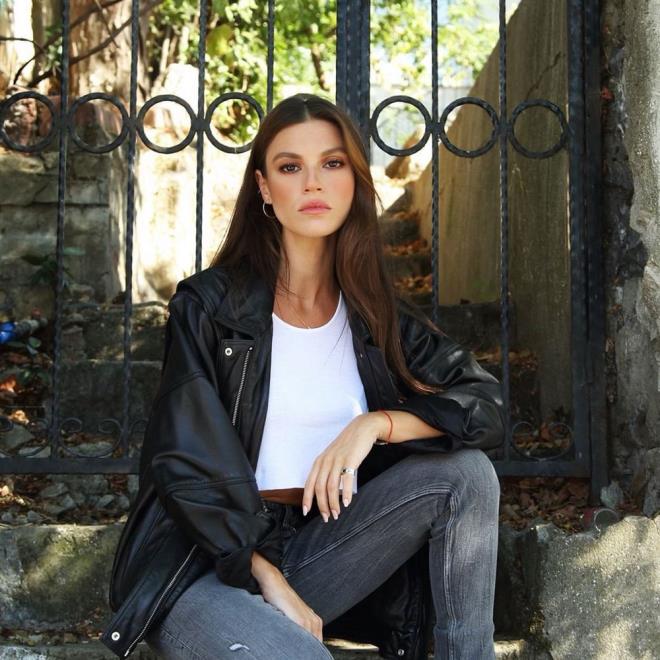 Ysra Geyik  <br>  Arka Sokaklar'da Zeli'i oynayan Ysra Geyik, yksek ate ikayeti nedeniyle corona virs testi yaptrd. 30 yandaki oyuncunun testi pozitif kt. Evde karantinaya giren oyuncunun salk durumu iyi.