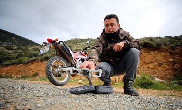 Srden uzaklatn tespit ettii keilerinin bulunduu blgeye motosikletiyle hemen ulaarak mdahale eden oban, teknolojinin imkanlarndan faydalanarak iini kolaylatryor.